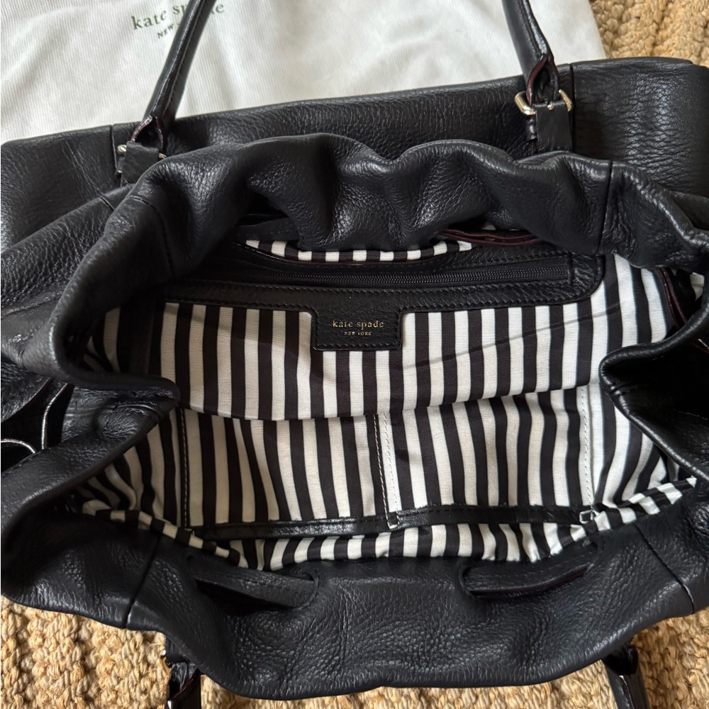 ♠️Kate Spade Black Pebbled Leather Purse!  Perfect condition!  ✨ - Picture 3 of 7